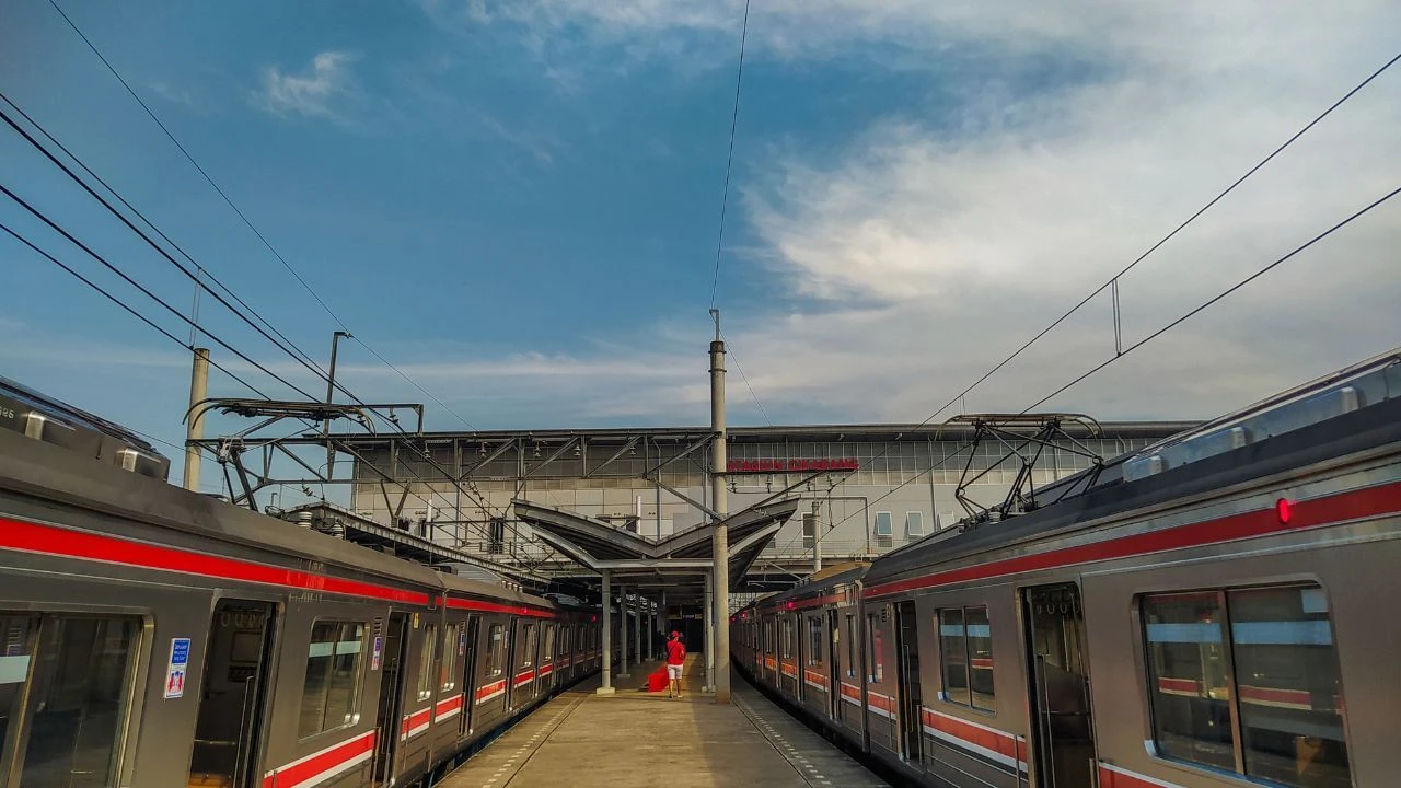 Stasiun Cikarang 2026 Jadwal KRL, KA Walahar & Tarif (1)